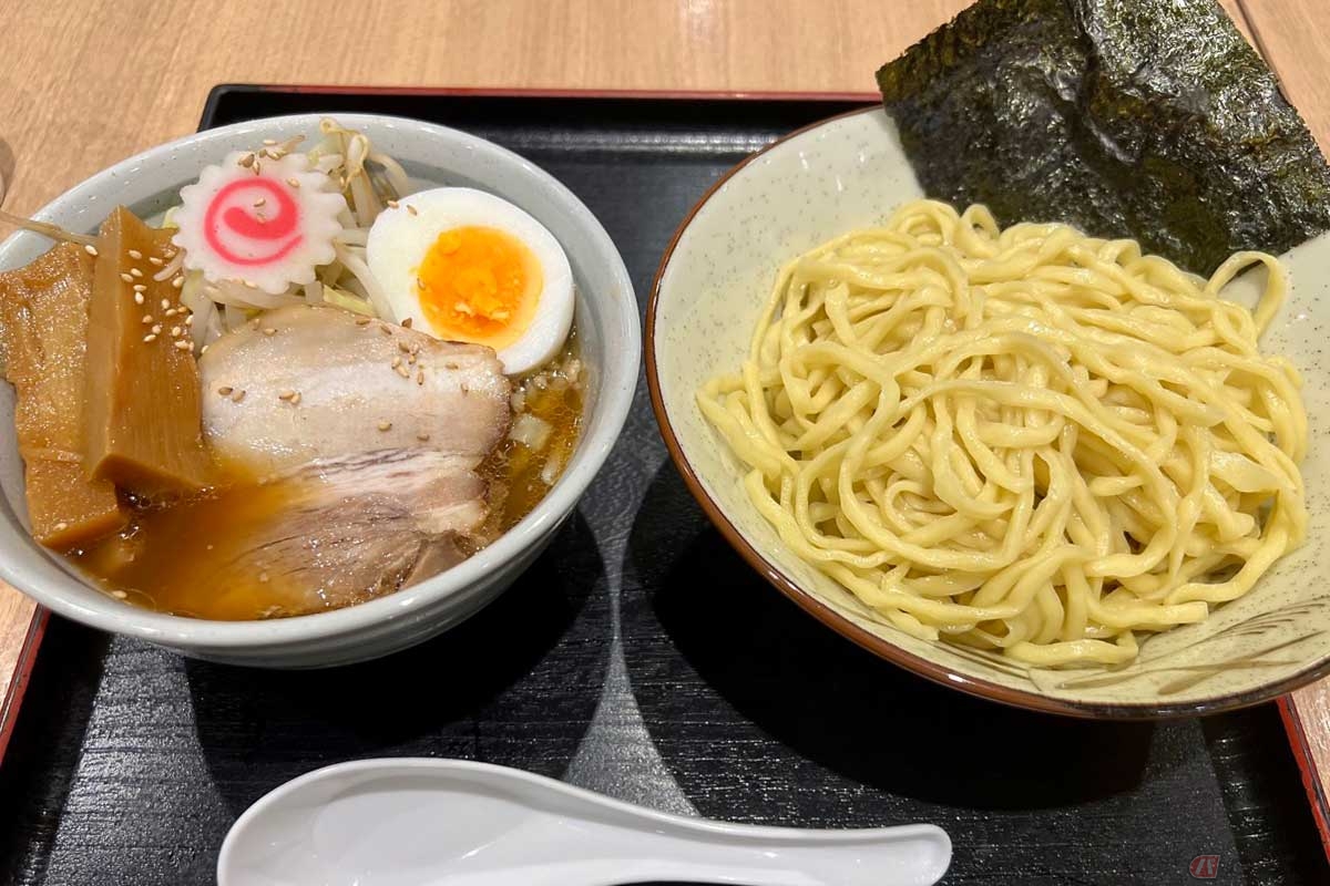常磐道「Pasar守谷」（上り）でいただく「茨城大勝軒」の「野菜もりそば」（1250円）は、想像以上にボリュームがある。具材も大きくて美味