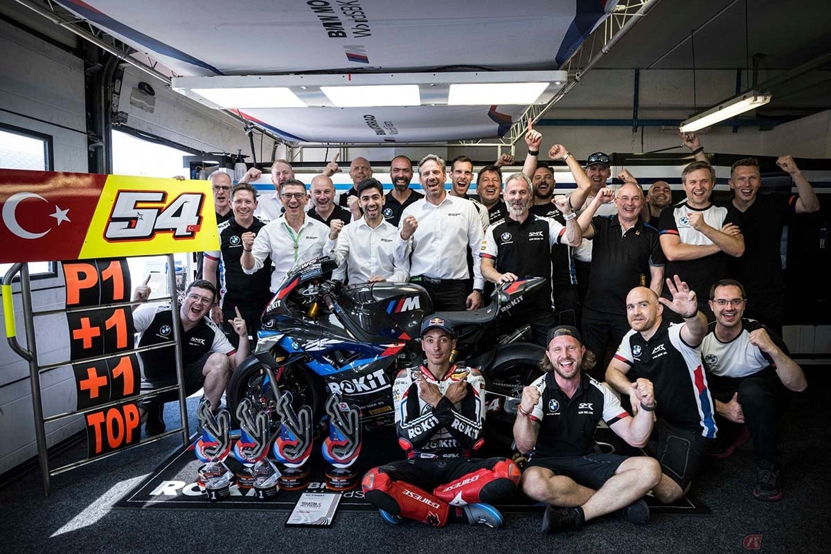 2024年シーズン第4戦エミリア・ロマーニャ決勝レースを制したトプラク・ラズガットリオグル選手(ROKiT BMW Motorrad WorldSBK Team)