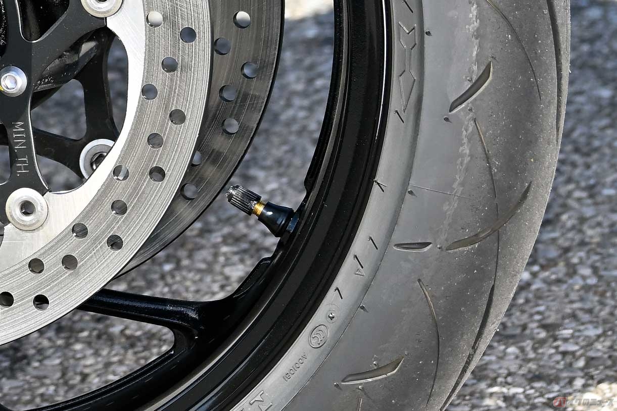 従来からの「ストレート型」のエアバルブ。前輪がダブルディスクだと空気圧のチェックや補充が、少々やりにくいかも……