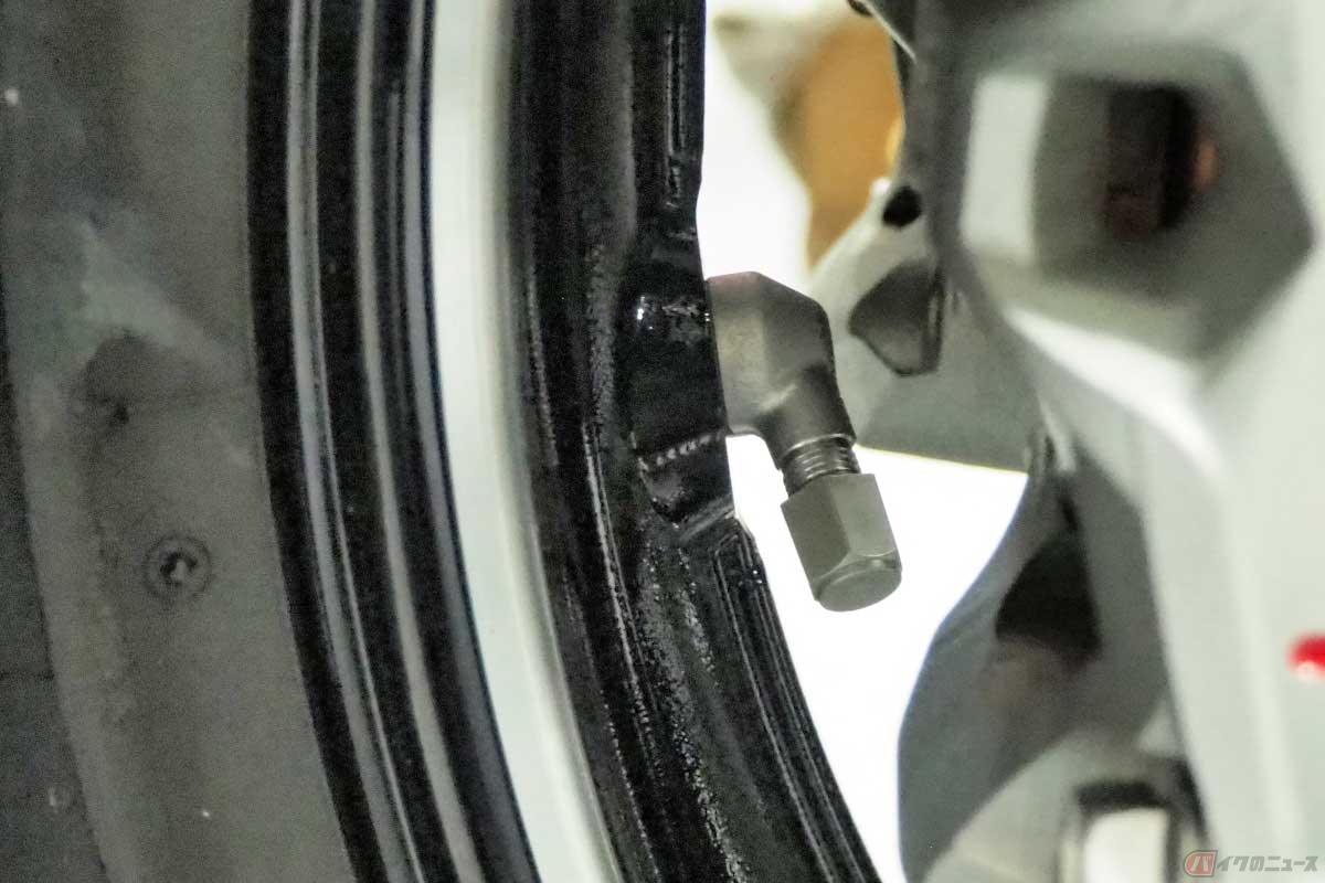 横向きエアバルブ。写真はカワサキ「Ninja H2 SX」の前輪