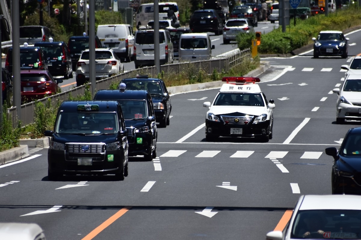 警察車両を追い越す場合、法律では他の車両を追い越す場合は右側を通行しなければいけないため、追い越し車線に進路変更して右側から追い越しをおこなえば問題ない