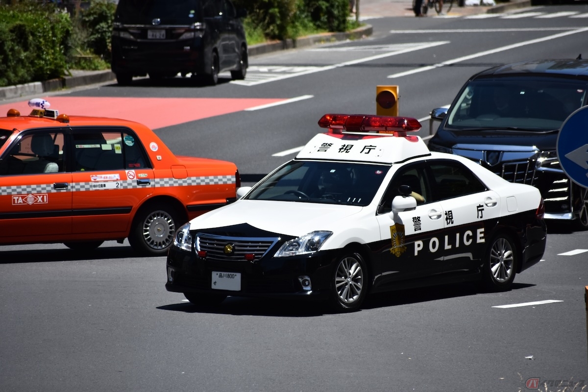 パトカーは基本的に緊急時を除いて、法定速度内で走行している