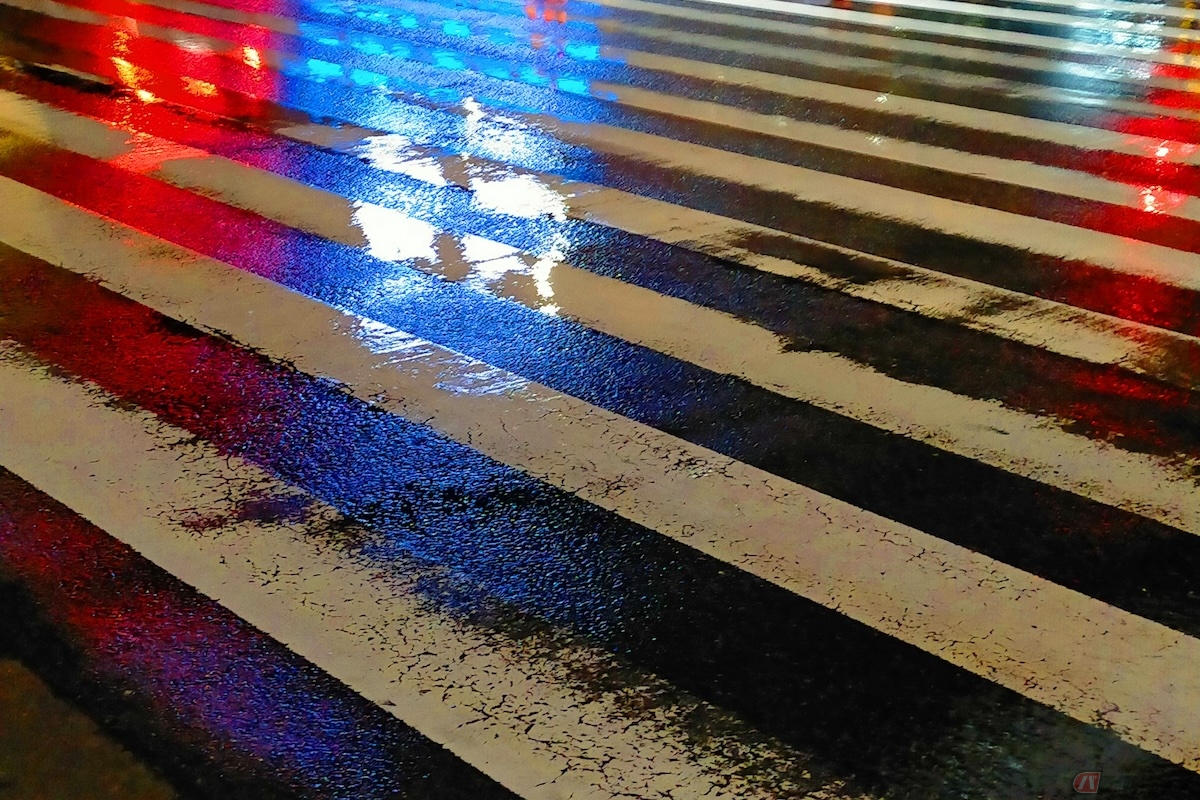 急ブレーキ・急加速はスリップしやすく、白線や黄線、マンホールなどは滑りやすいため、傾けないよう十分に注意したいところ