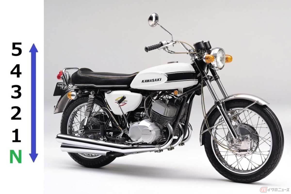 カワサキ「500SSマッハIII」(1969年型)は、5段リターン式でシフトパターンは「ボトムニュートラル」だった