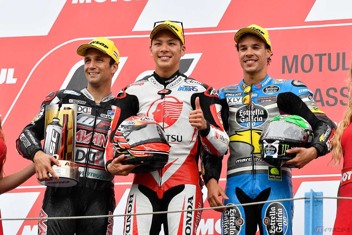 2016年オランダGPのトップ3。Moto2クラスで優勝した中上選手(中央)、2位のヨハン・ザルコ選手(左)、3位のフランコ・モルビデリ選手(右)。皆、MotoGPで活躍中のライダーである