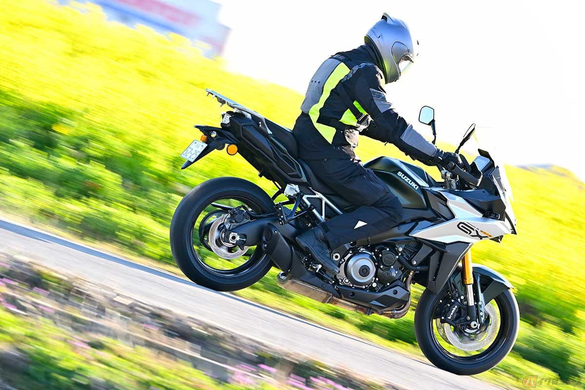 実際の燃費はどうなのか? スズキ「GSX-S1000GX」(2024年型)を走らせる筆者(松井勉)