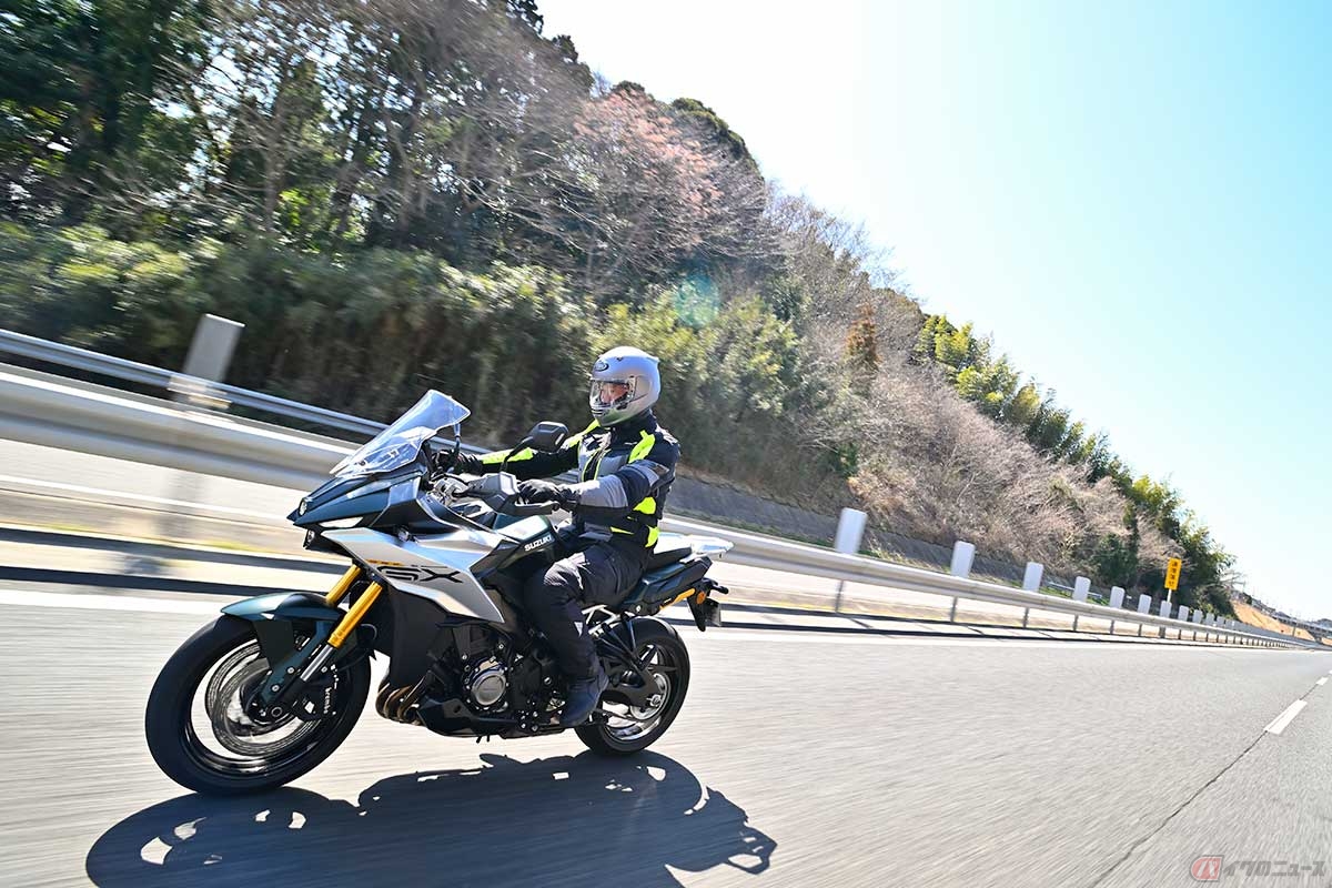 高速道路の移動はクルーズコントロールも使って快適そのもの。日本の高速道路事情に合わせてETC2.0車載器を標準装備する