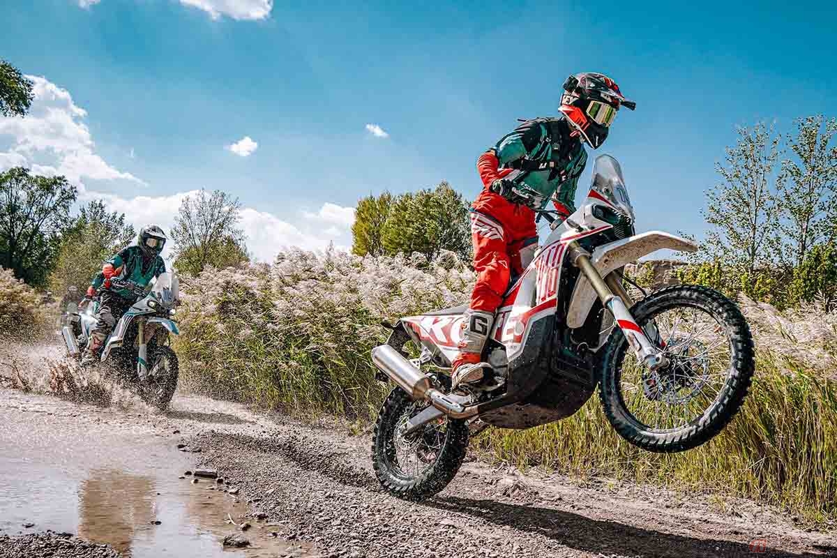 KOVE「450 RALLY」。2023年のダカールラリーでは初出場にして3台が完走しています