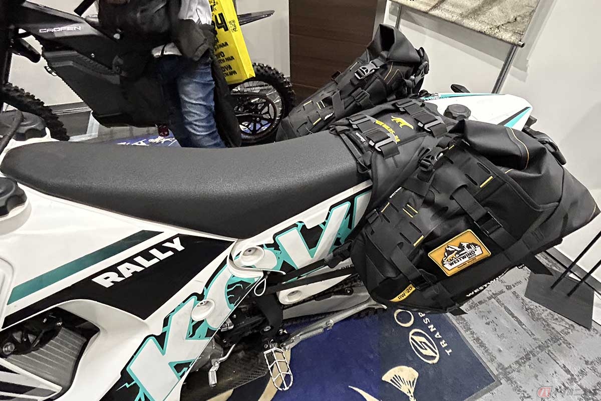 KOVE「450 RALLY」。前後ガソリンタンクを低い位置に搭載することで、数値以上の軽さを感じられます