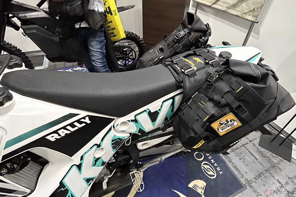 KOVE「450 RALLY」。前後ガソリンタンクを低い位置に搭載することで、数値以上の軽さを感じられます