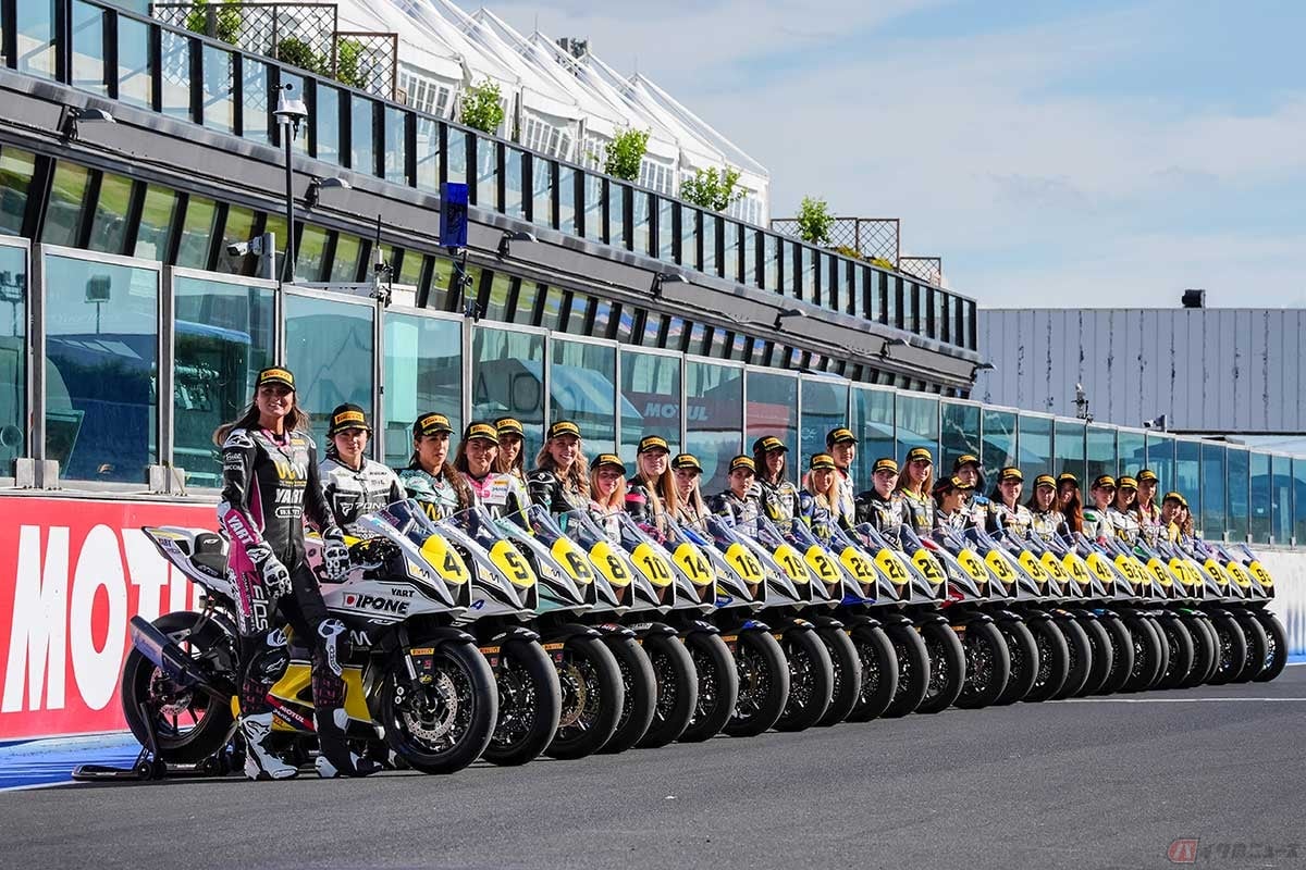 【WCR第1戦エミリア・ロマーニャ】木曜日にはメインストレート上でマシンとともに集合写真撮影が行なわれた