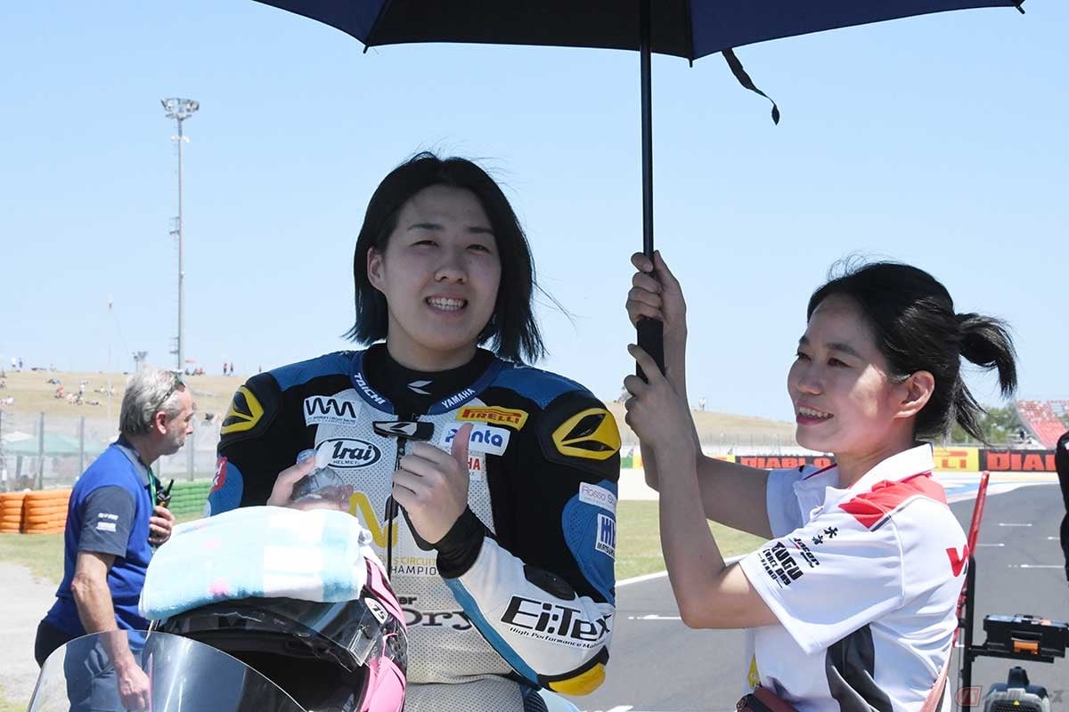 グリッド上で傘持ちをしてくれた女性は、台湾のライダー、リウ・チュン・メイ選手(WT Racing Team Taiwan)のチーム員。日本語が話せるので、様々にサポートしてもらったそう。「台湾の方、とても優しくてすごく助かっています」と平野選手