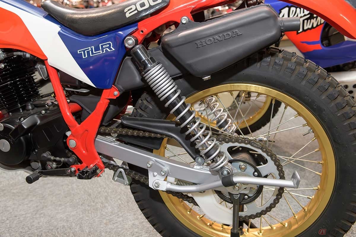 リアはツインショックに鉄の角型断面スイングアームの時代。サイドスタンドの形状も走行時に邪魔にならない位置に設置された