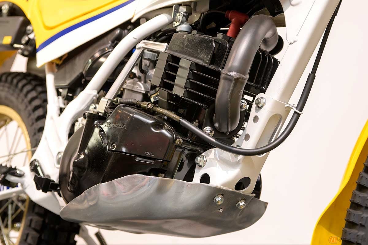 水冷の「MTX」系のエンジンをベースに空冷化した「TLM200R」の2ストロークエンジン