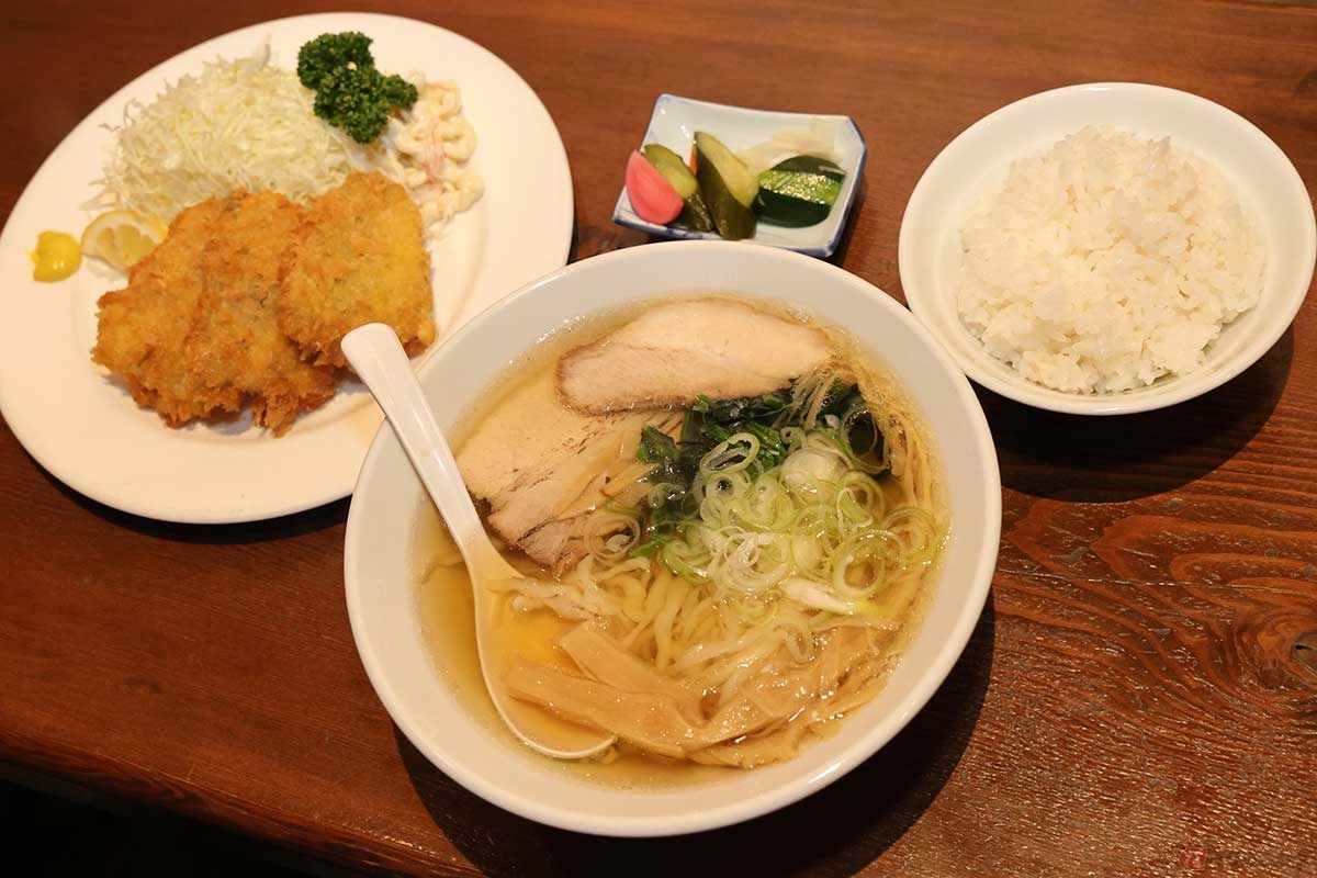 「coco nora(ココノラ)」の「ラーメンあじフライセット」。他にも生姜焼きやもつ煮などのセットがある