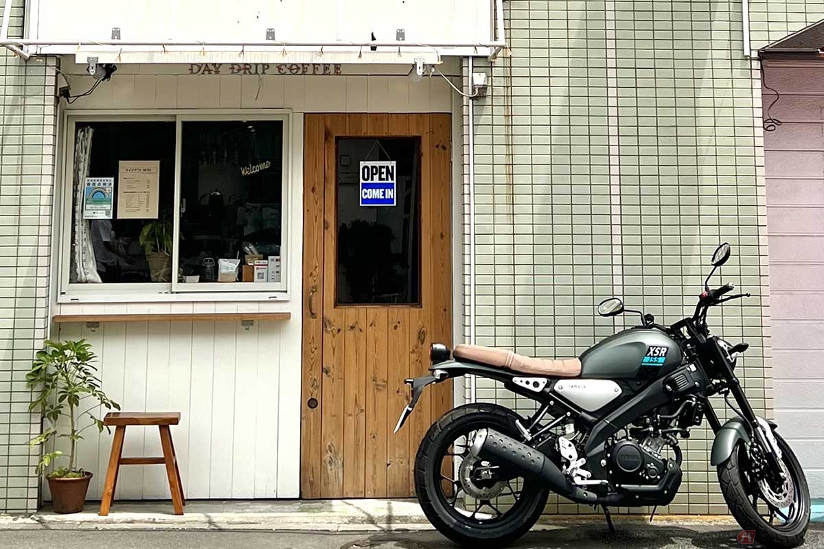 筆者（黒田悟志）の愛車ヤマハ「XSR155」とコーヒーロースターカフェ&バー「Day Drip Coffee」