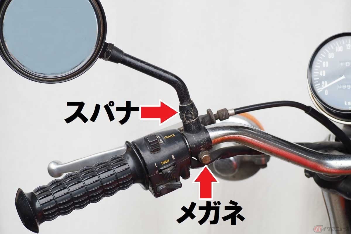 ミラーを固定するナットはスパナを使用。レバーホルダーのボルト(レバー確度の調整など)はメガネレンチを使用