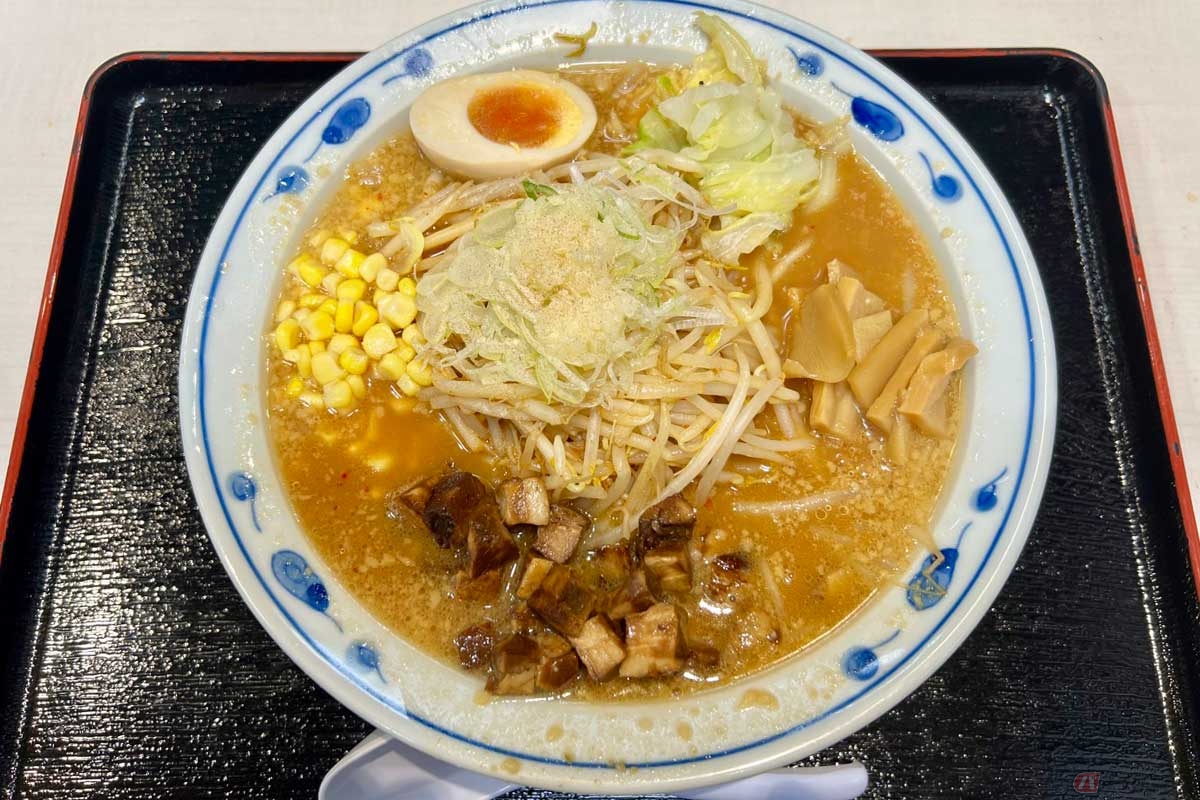 首都高「大黒PA」の「大黒みそラーメン TWIN TURBO」（1500円）は、メニュー看板の写真よりもコロチャーの量が少ないような気もするが、実際に食べる量としては十分なボリューム