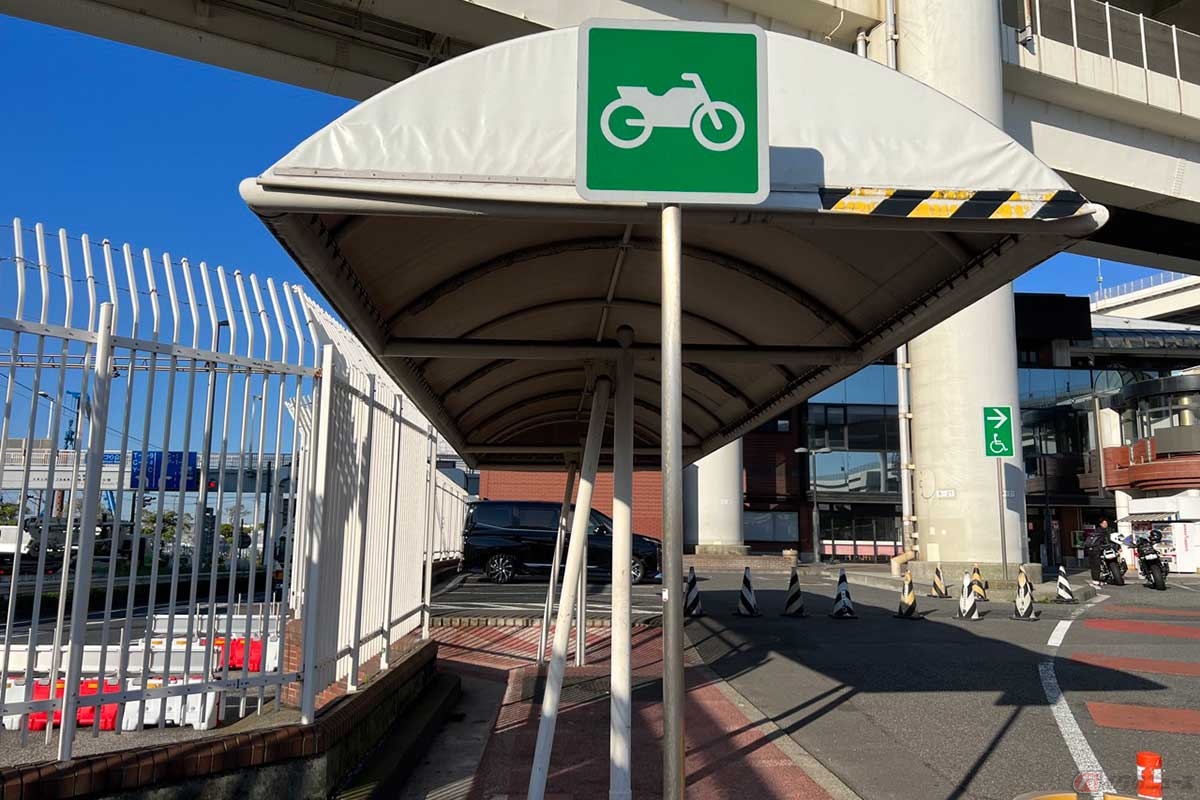屋根付きの2輪専用駐車スペースから建物へのアクセスは悪くないが、コンビニは遠くて不便かも