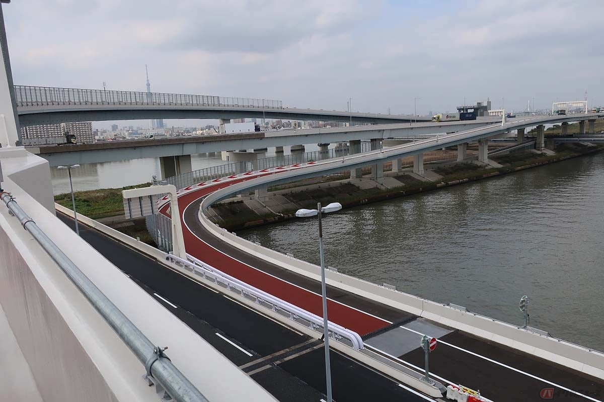 首都高のカーブ部に施された「カラー舗装」。すべり止めの役割も担っています