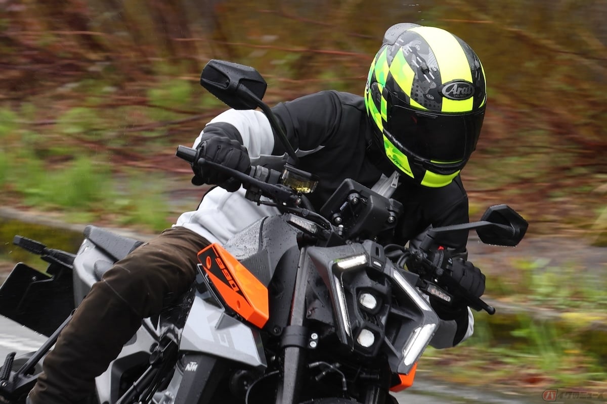 全面刷新されたKTM「990DUKE」にバイクライターの青木タカオさんがフルウエットの状況で試乗