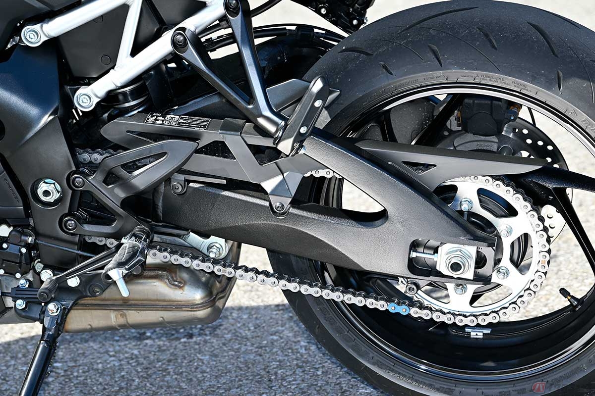 ライダーが日常的に行なうべきチェーンのメンテナンスは「清掃と潤滑」。チェーンの動きや寿命に大きく影響する