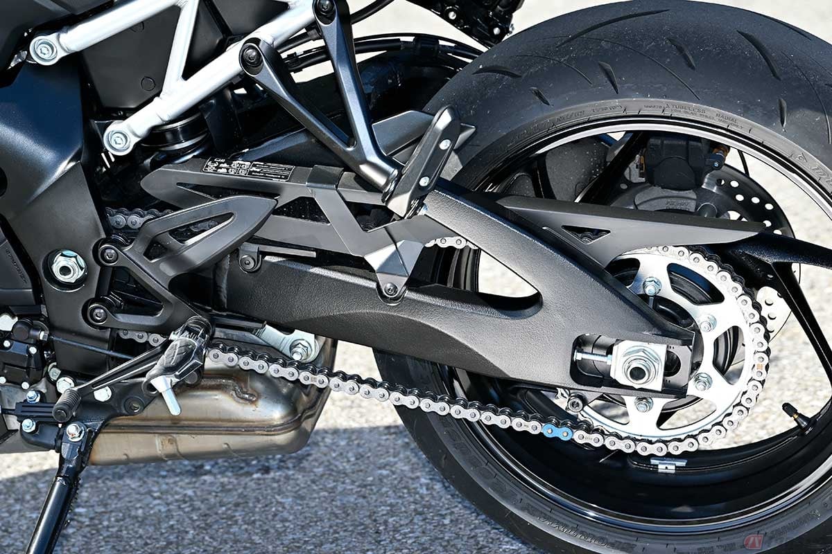 ライダーが日常的に行なうべきチェーンのメンテナンスは「清掃と潤滑」。チェーンの動きや寿命に大きく影響する