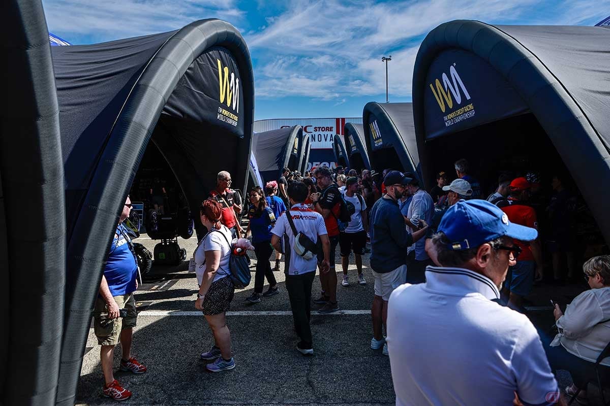 WCRのピット。テントが左右に並び、ひとつのテントに3台のマシンが並ぶ