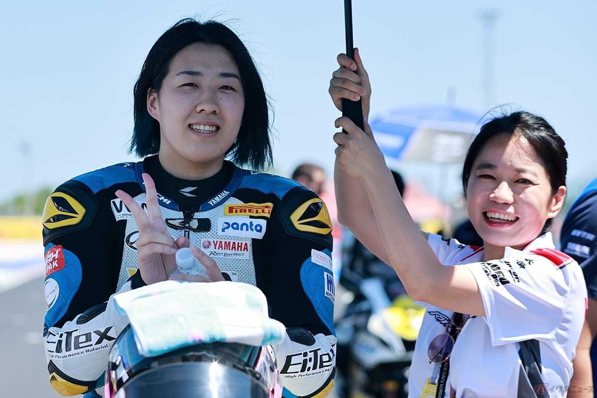 スタート前、グリッド上の平野選手(左)と台湾のチーム員の方(右)。傘持ちなど、いろいろとサポートしてもらったのだそう