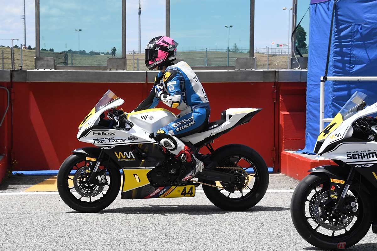 ピットレーンからコースインしていく平野選手