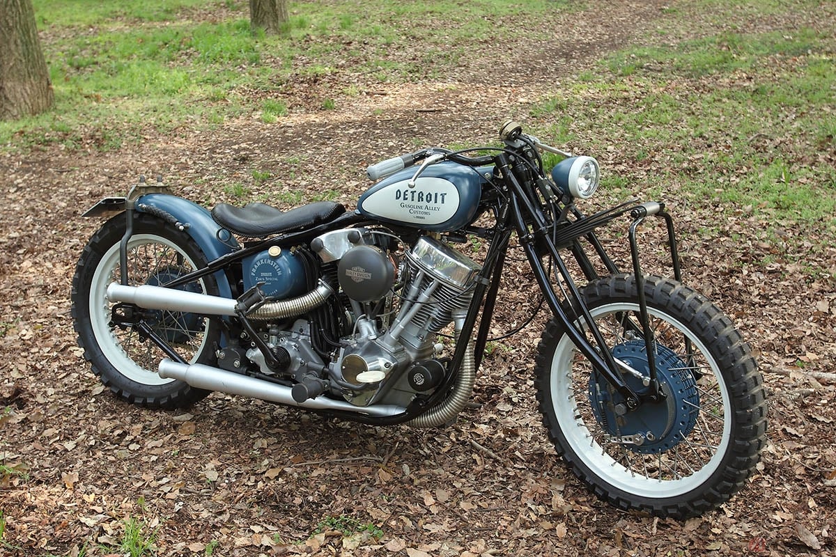 前後Vバンクで型式が異なるエンジンやリーフスプリングフォークなど個性的なスタイルでありながら、走りの要素が一切損なわれていないこのマシン。日常でアシに使う所さんもご満悦の様子です