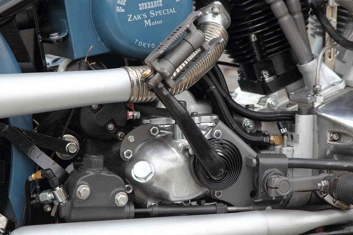 始動方式は一見するとキックオンリーですが、その実、ペダルを一定まで踏み込むとセルが回る構造。イージースタートを実現します