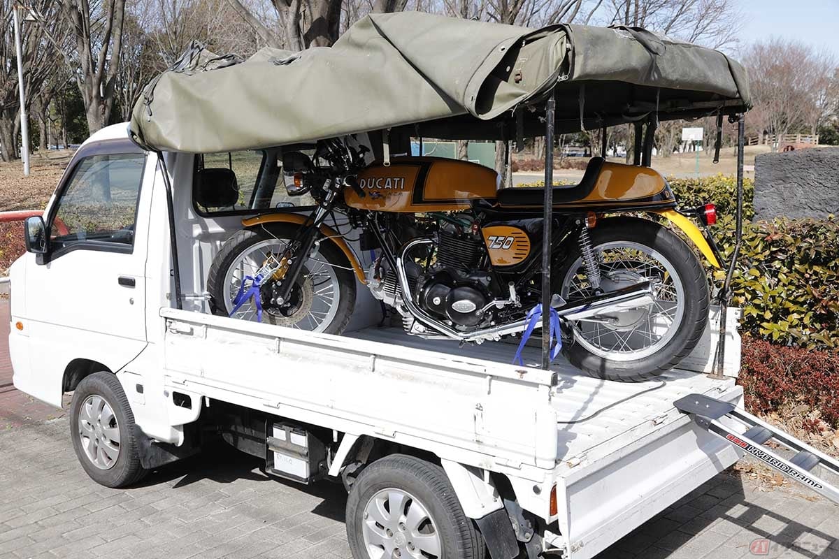 トランスポーターとして利用する軽トラだから、何より大型バイクを載せられる仕様にしないといけません。幌天井は低いけれど、やっぱり幌車は便利です。移動中に雨が降り出しても、積載バイクが気になりません!!