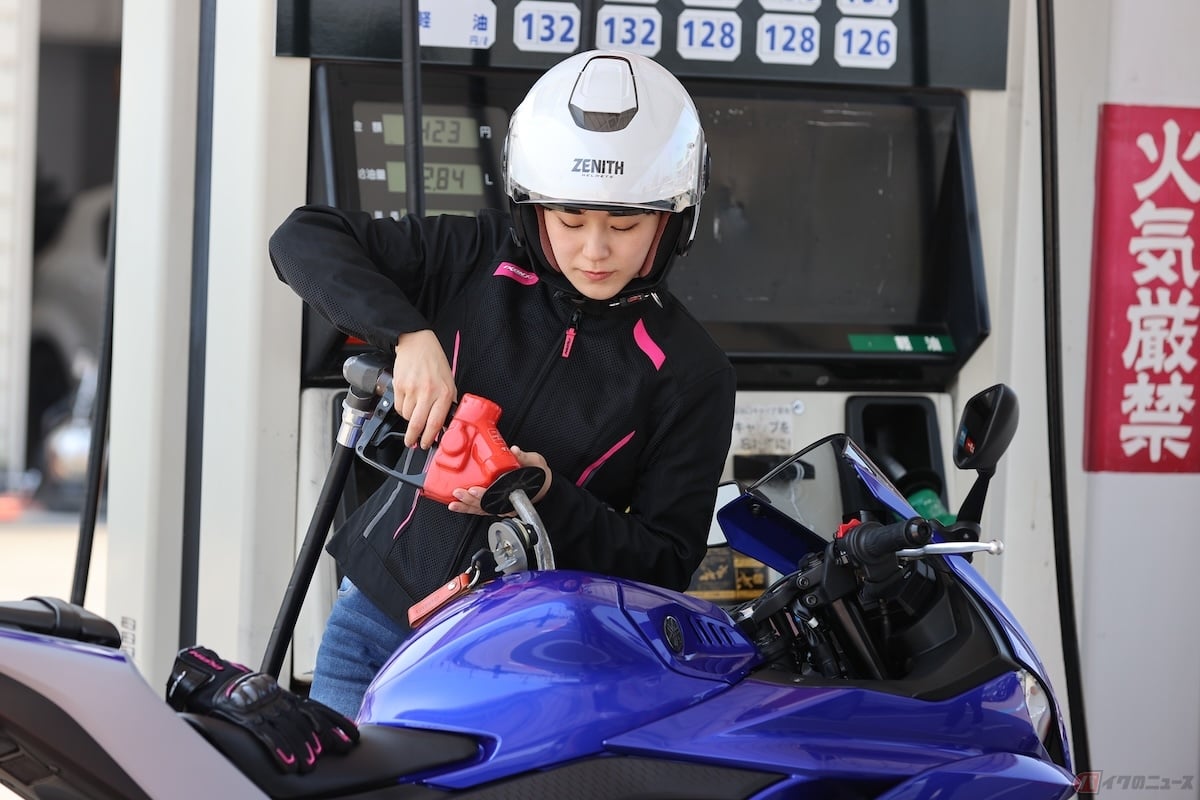 バイクの場合は給油口が車体の中央にあり、基本的に左右どちらの給油レーンに並んでも問題なく給油をおこなうことができる