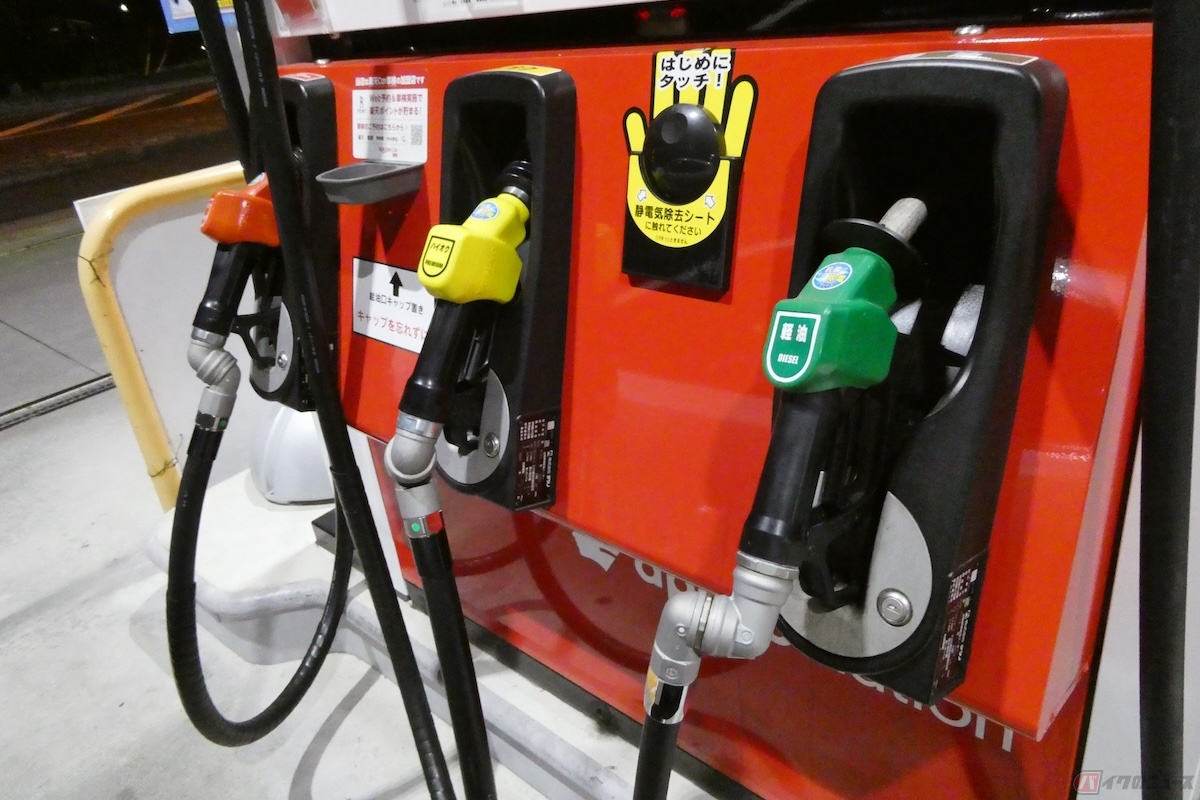 ガソリンスタンドが混雑している場合、右側に給油機があるレーンを利用することで、他の利用者もスムーズに給油できるようになる