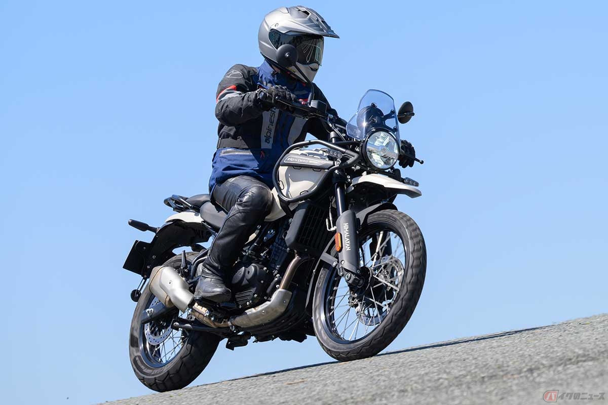 ロイヤルエンフィールド新型「HIMALAYAN」(2024年型)に試乗する筆者(中村友彦)