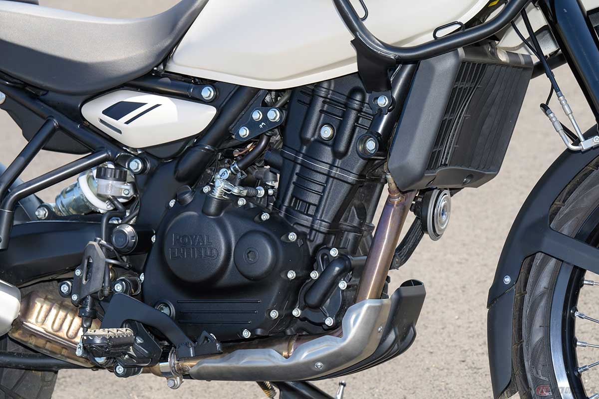 新開発された排気量452ccの水冷単気筒DOHC4バルブエンジンを搭載