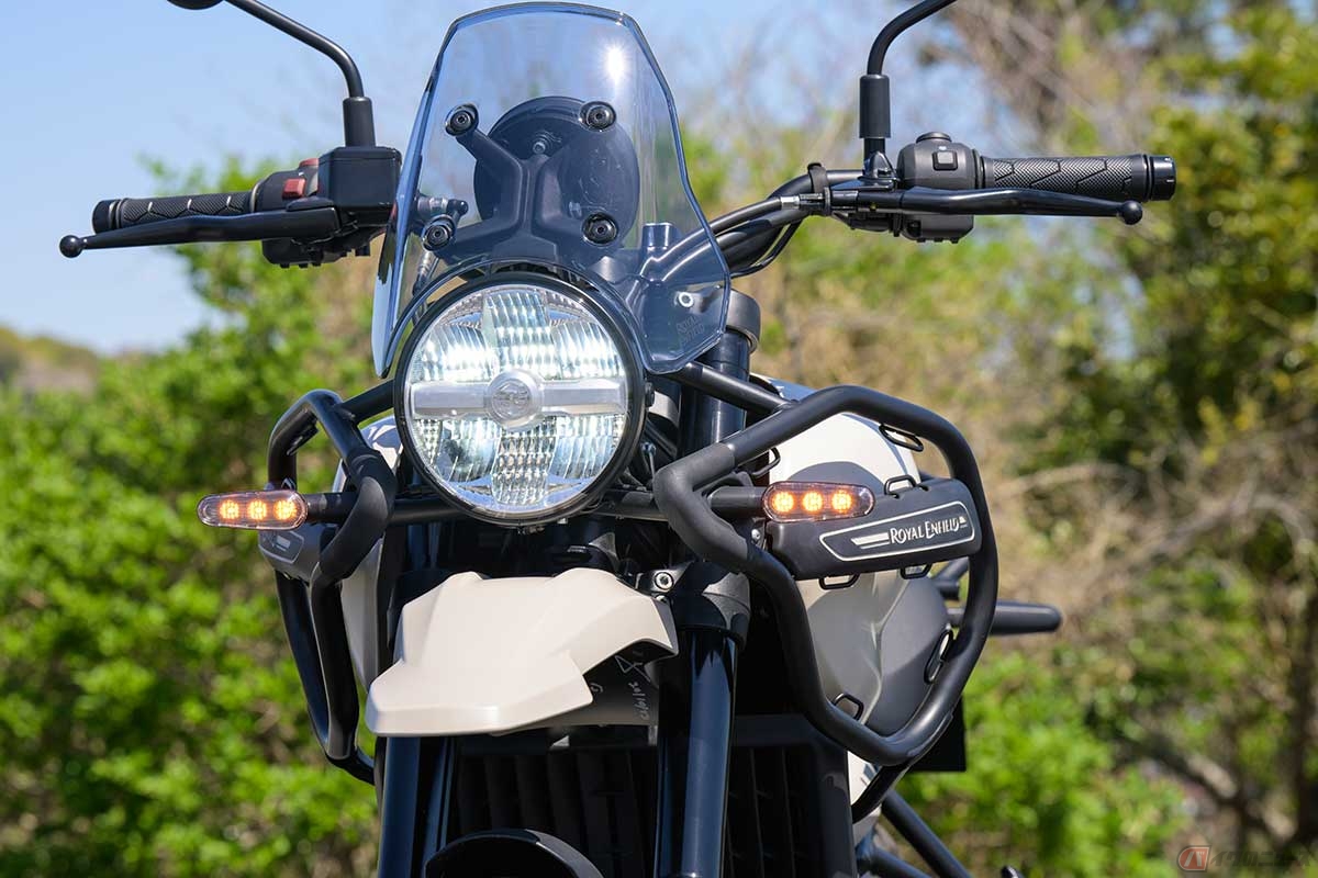 灯火類はすべてLEDに変更された。写真はハイビーム、ハザードランプを点灯した状態