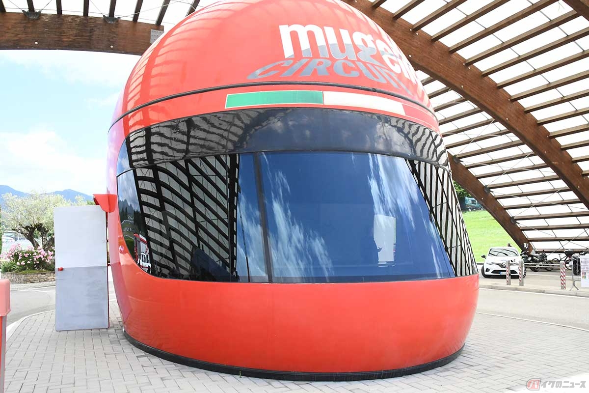 サーキットのエントランスには巨大ヘルメットがあって、中は小部屋のようになっていた