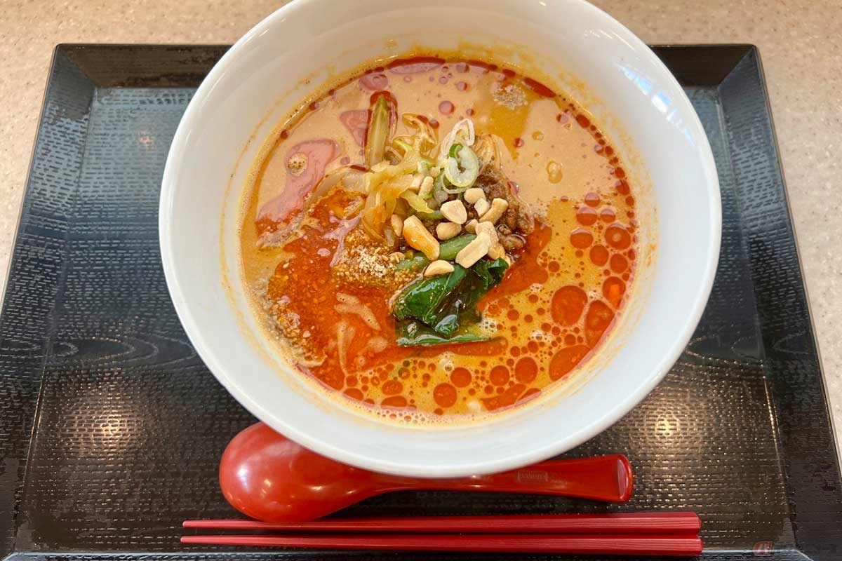 東関道「湾岸幕張PA」(下り)でいただく「胡麻香る濃厚担々麺」(880円)は、見るからに辛くて濃厚なスープだが、しつこ過ぎず辛過ぎず、食べやすかった。辛味のひき肉が分散されていくと味が変わっていくのも楽しめる