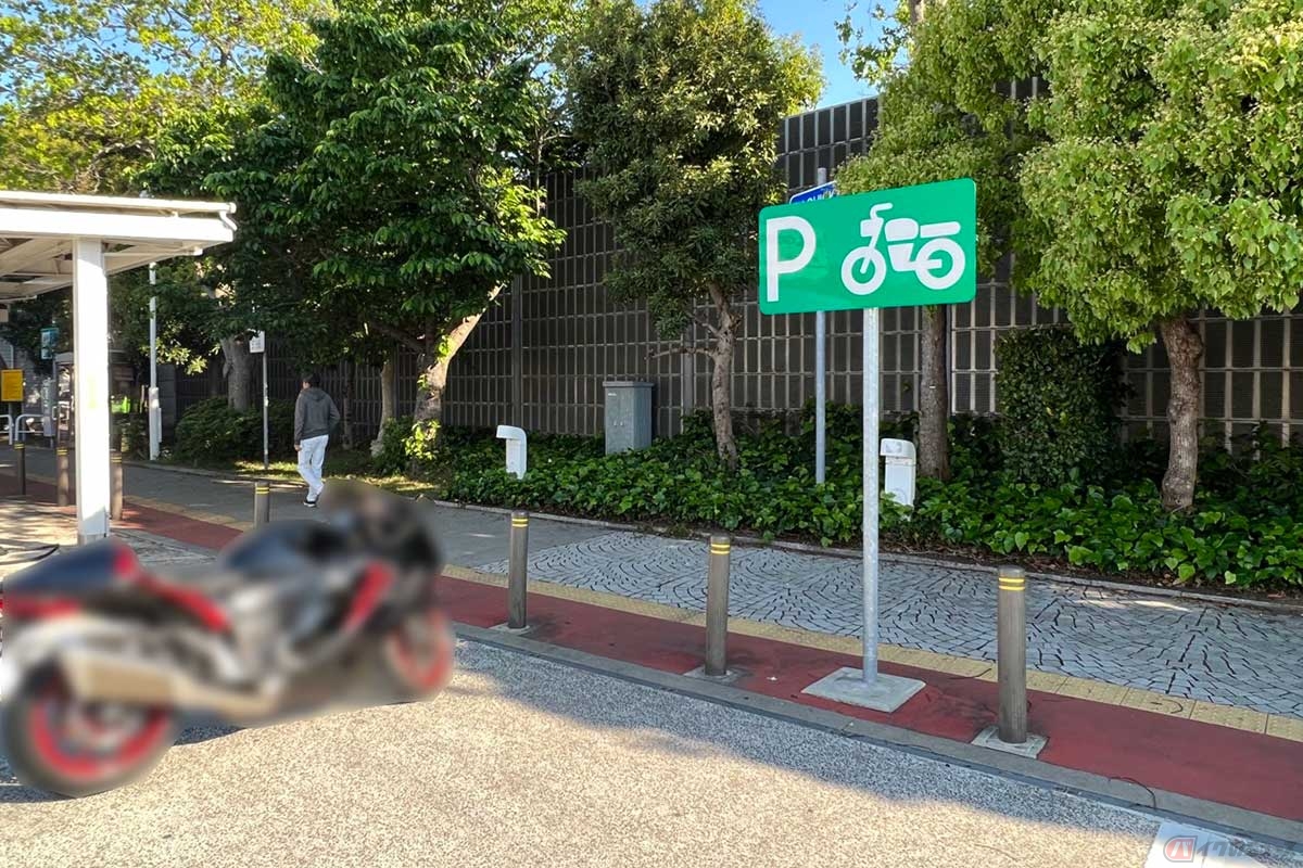 屋根は無いものの、2輪専用の駐車スペースは確保されている