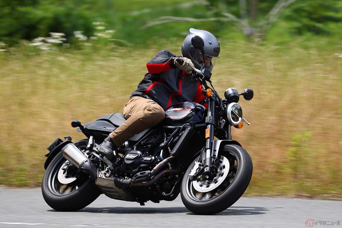 2輪媒体などで活躍する松井勉さんと、南房総で2台のバイクをインプレ撮影