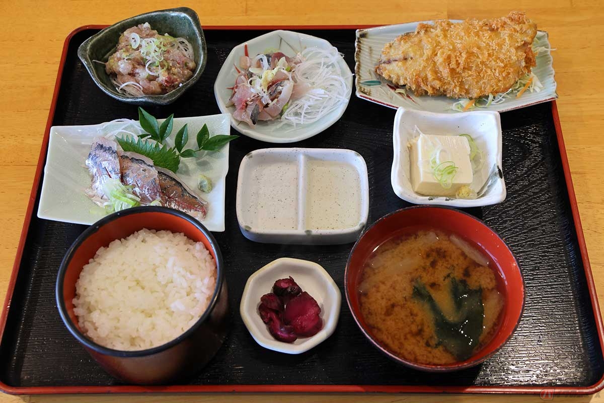 「とまや食堂」の「あじづくし定食」は、アジの刺身、たたき、なめろう、アジフライがセットになっている