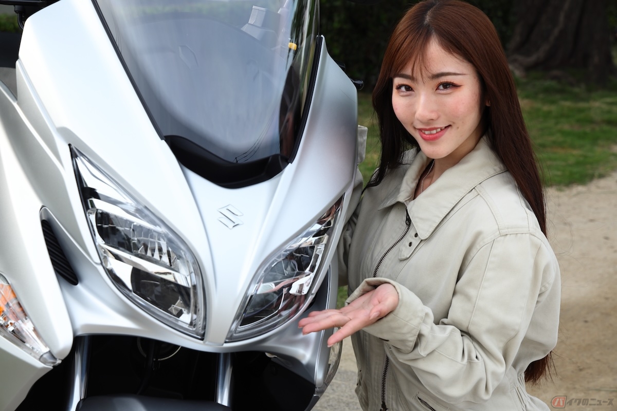 ちょっと近未来的なデザインを採用したフロントカウルのポジションランプ一体型2眼LEDヘッドランプ！