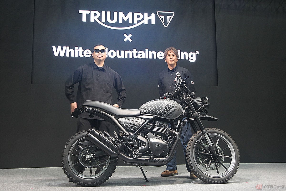 トライアンフとWhite Mountaineeringによる「Scrambler 400 X」のコラボカスタム。左からトライアンフジャパンの安井夏さん、White Mountaineeringのデザイナー 相澤陽介さん