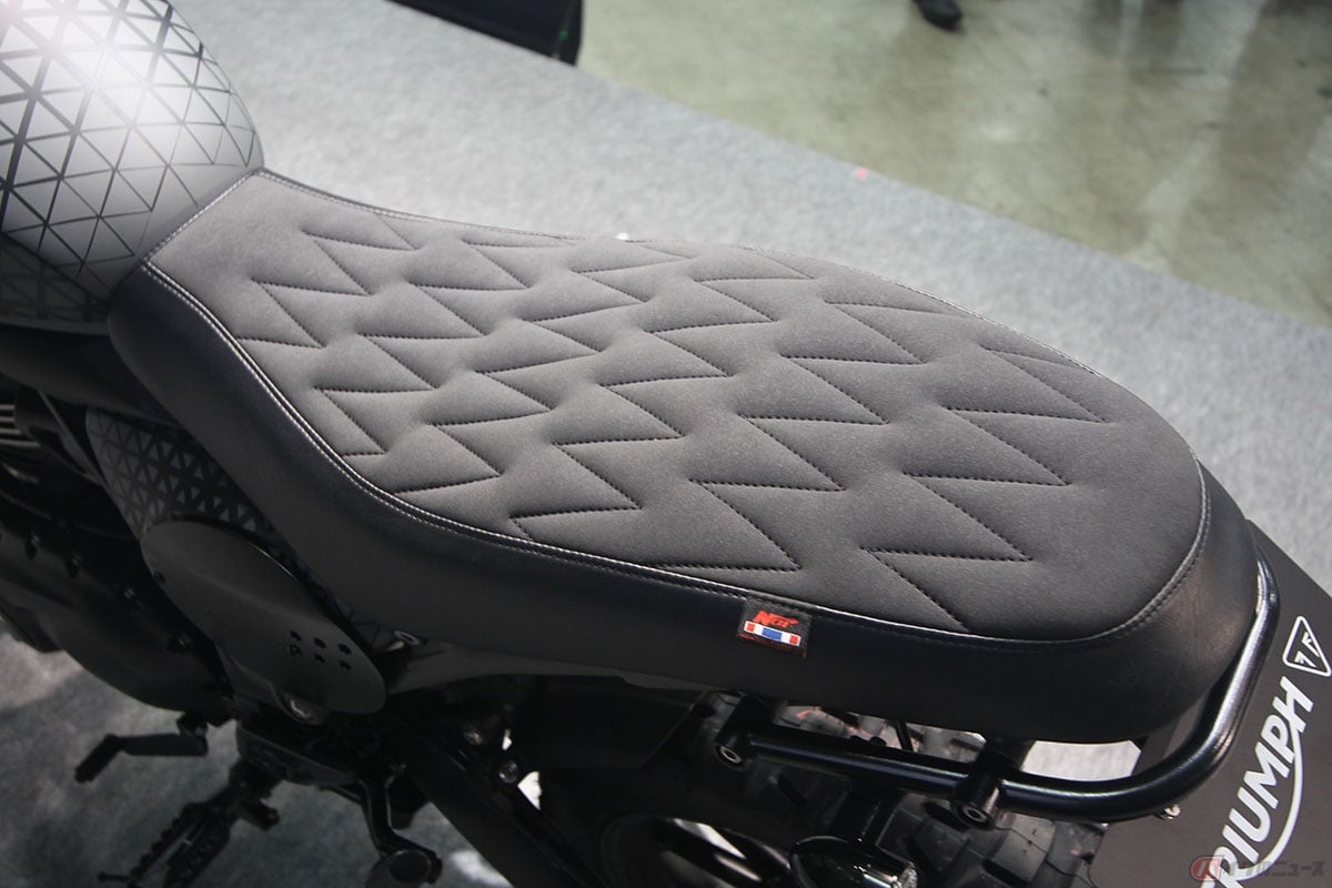 トライアンフとWhite Mountaineeringによる「Scrambler 400 X」のコラボカスタム。車体の随所にはWhite Mountaineeringの頭文字「WM」の意匠をかたどったディテールが散りばめられています