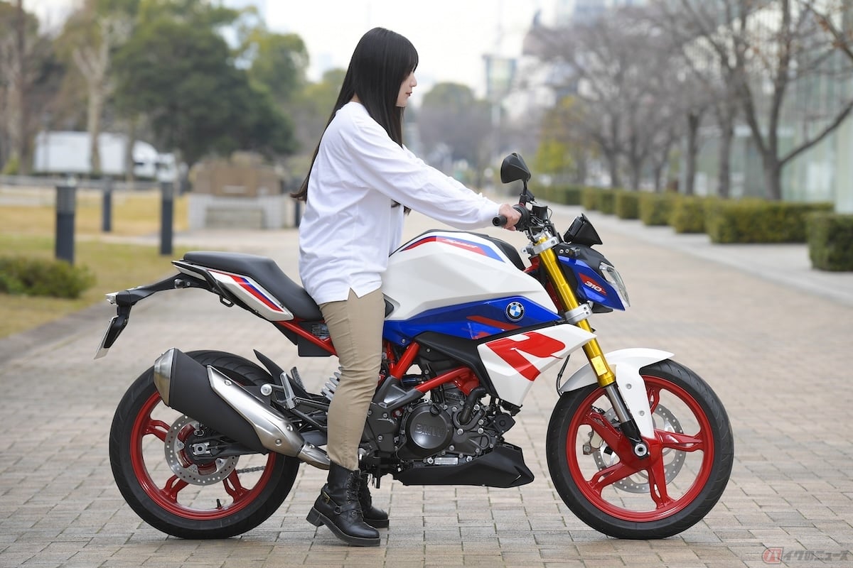 シート高785mm、身長158cmの私でも踵が少し浮くくらいで車体を支えることができる