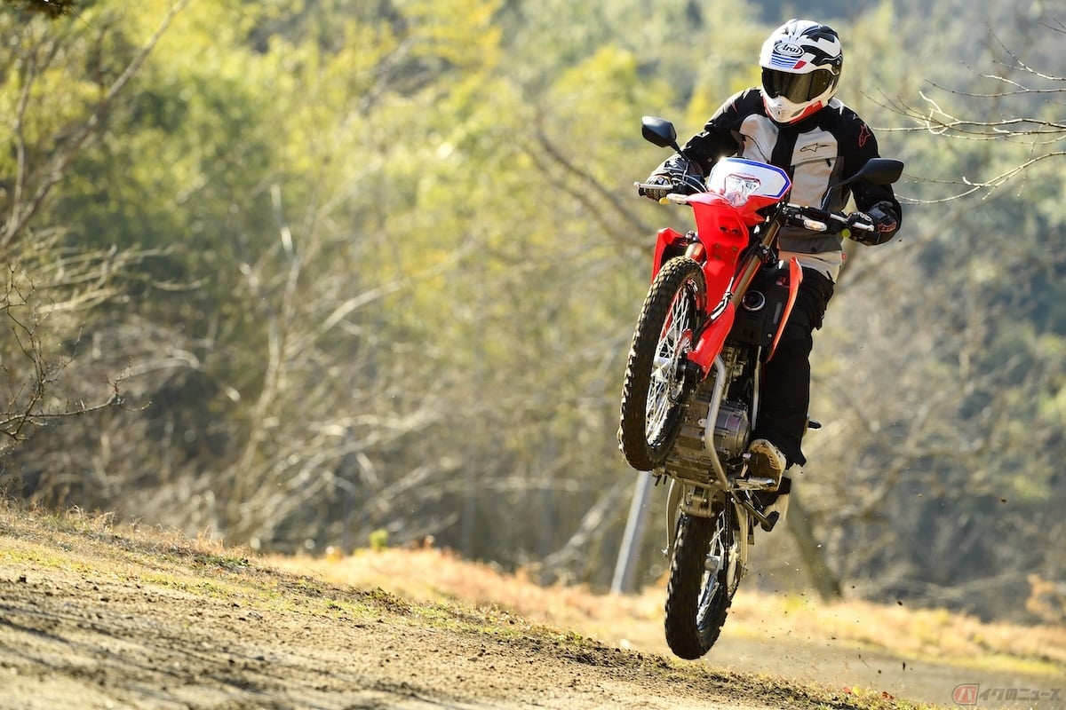 山道や砂地などの舗装されていない路面を走ることを想定し設計されたホンダ「CRF250L」