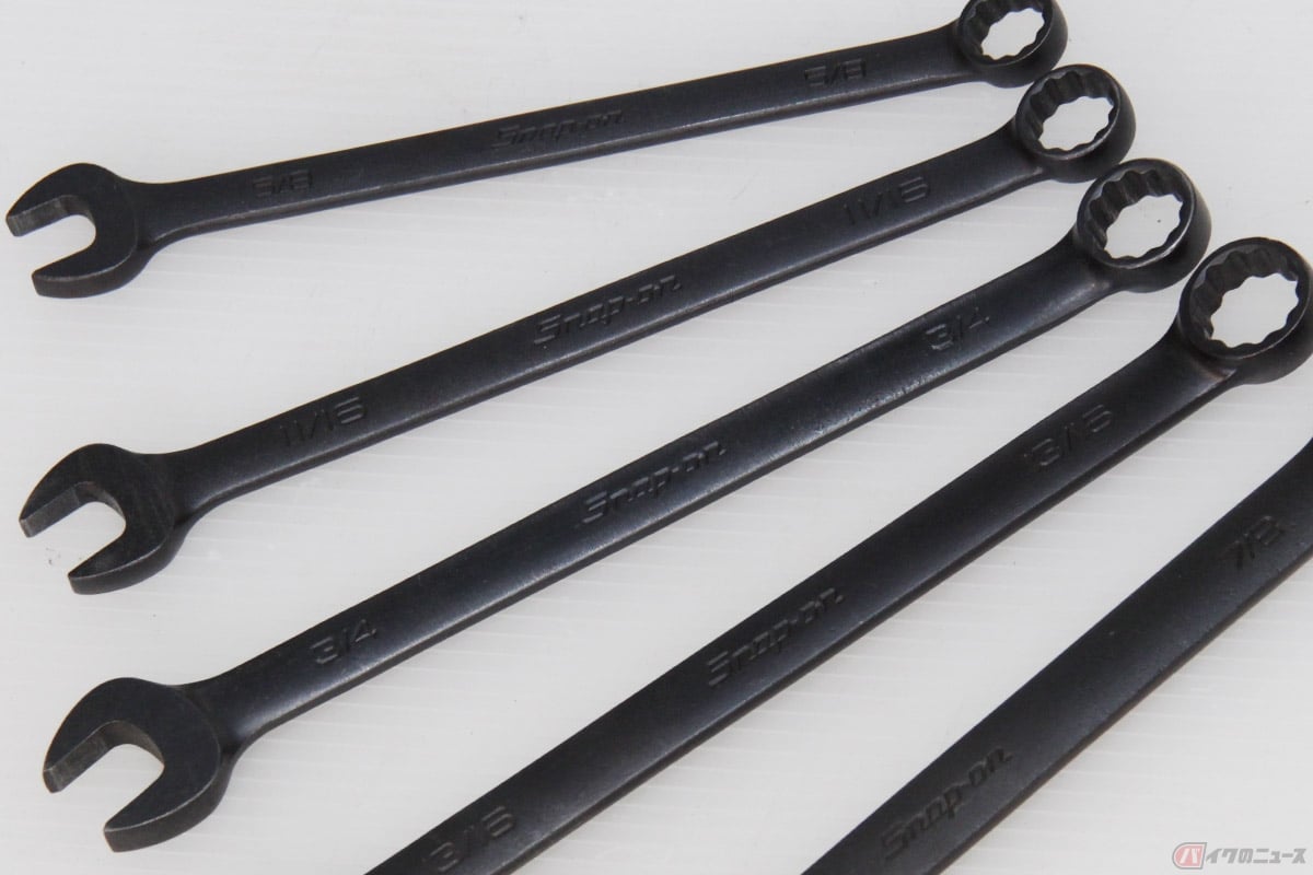 片側がメガネレンチ、もう片側がスパナ形状となっているコンビネーションレンチ
