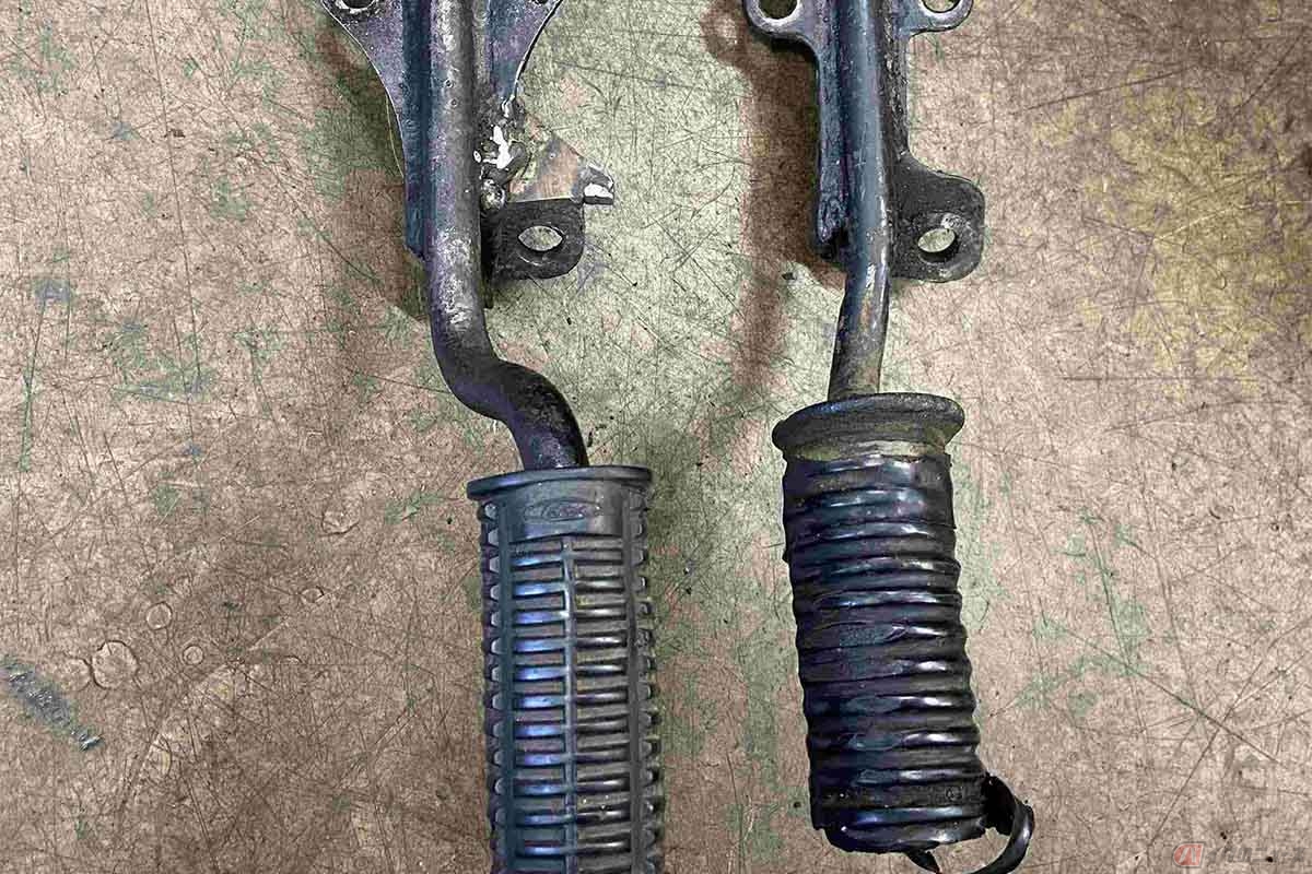 4cmバックステップの根元には、ストッパー付きサイドスタンドマウント